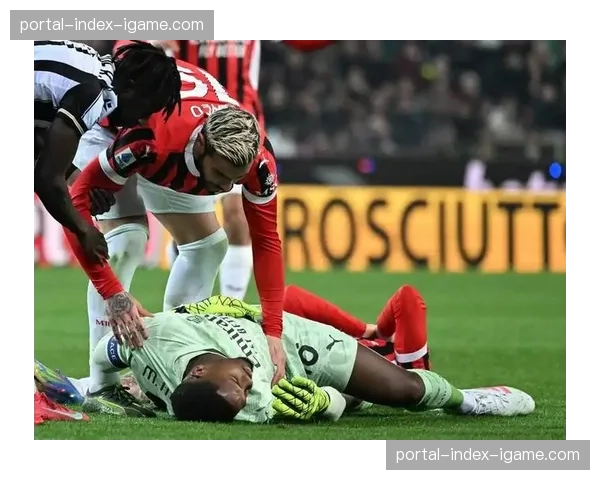 暖心一幕：小球童为摔倒的客队球员递上水瓶，获主场球迷掌声